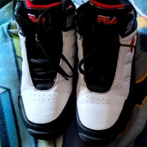 Boy shoes 4 1/2 asking 20$ (make me offer )